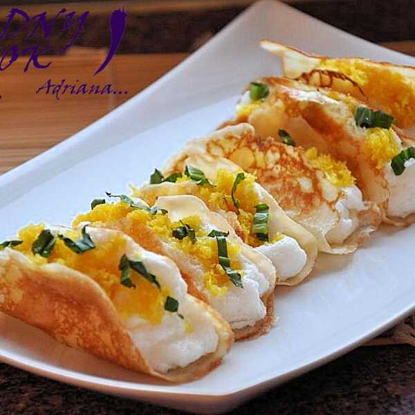 Tajski chrupiący naleśnik z białym kremem i wiórkami kokosowymi z kurkumą – Khanom buang - Thai sweet crispy coconut crepes