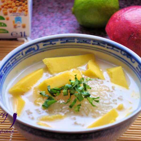 Deser z mango z perełkami tapioki w mleku kokosowym - Thai mango dessert with tapioca pearl in coconut milk