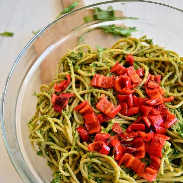 Spaghetti z pikantnym pesto z rukoli i awokado