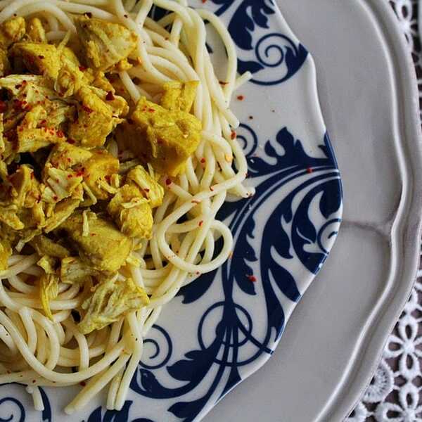 Aromatyczne bezglutenowe spaghetti z kurczakiem curry, rodzynkami i mlekiem kokosowym