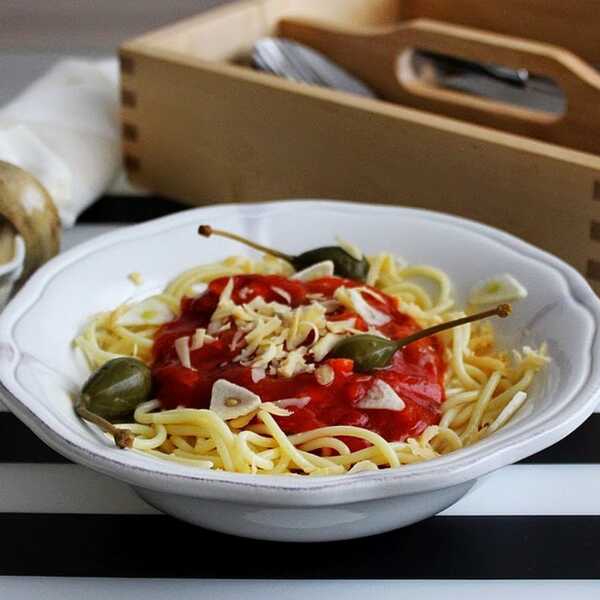 Aromatyczne bezglutenowe spaghetti z pieczarkami, jabłuszkami kaparowymi i płatkami czosnku