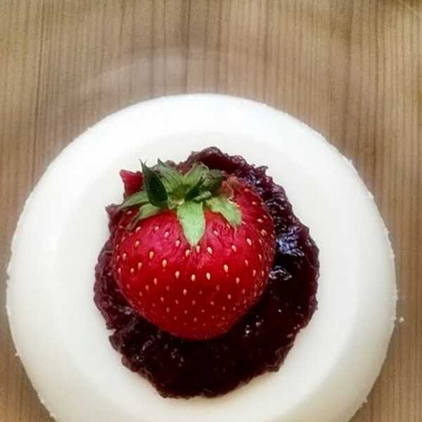 Panna Cotta z ekspresową domową konfiturą truskawkową