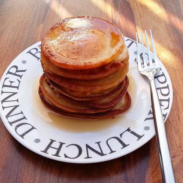 Pancakes na jogurcie z syropem klonowym i świeżym masłem