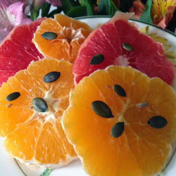 Citrus salad with seeds