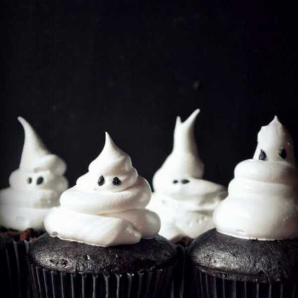 Ghost Meringue Cupcakes - czekoladowe babeczki duchy