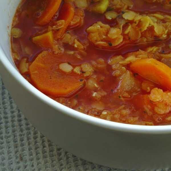 Warzywna zupa z czerwoną soczewicą