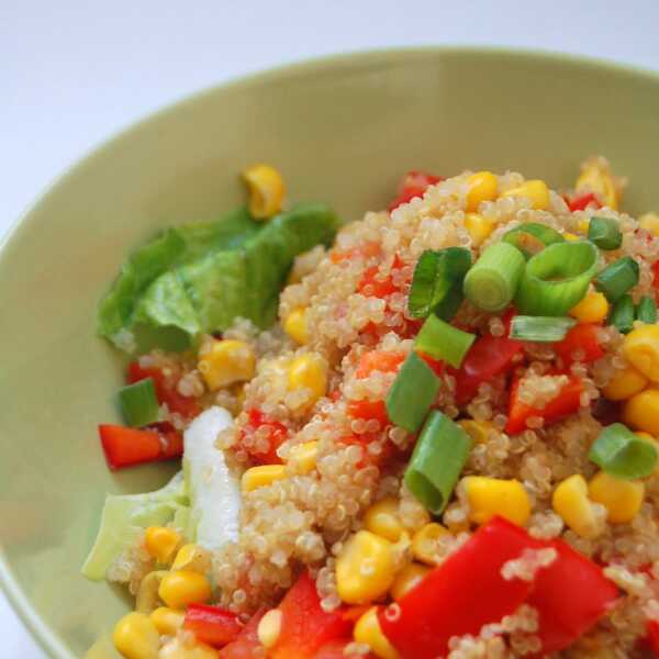 Sałatka z komosą ryżową (quinoa)