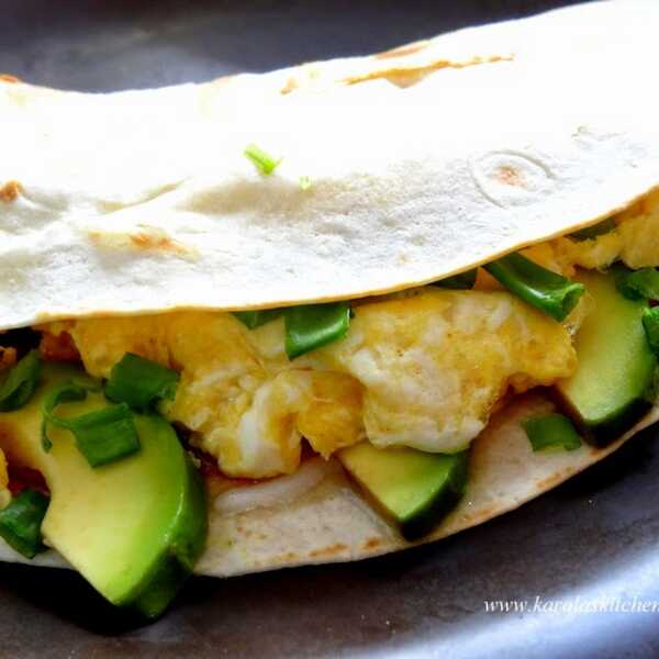 Tortilla śniadaniowa z jajecznicą, awokado i szczypiorkiem / Scrambled Eggs Avocado Spring Onion Breakfast Tortilla