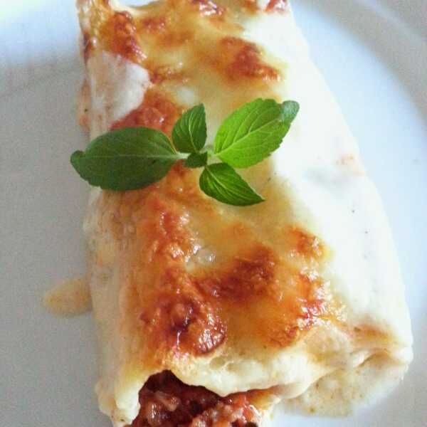 CANNELLONI Z MIĘSEM MIELONYM, ZAPIEKANE POD BESZAMELEM I MOZZARELLĄ 