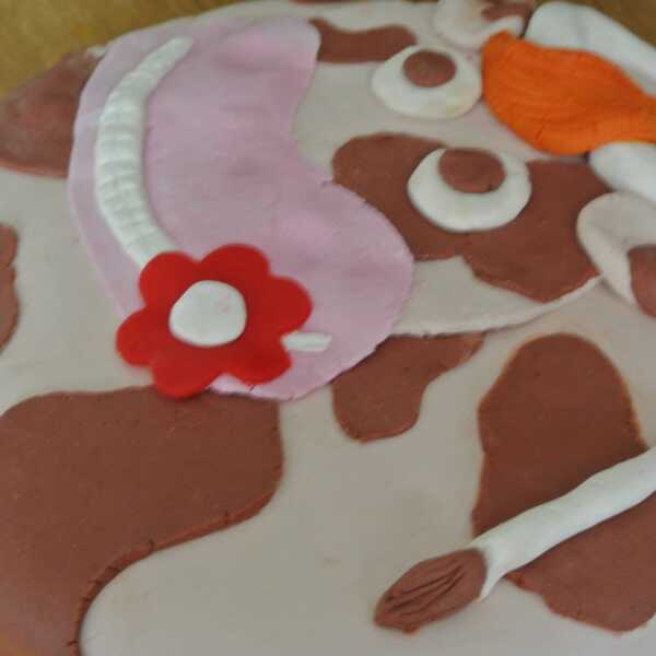 Tort w kształcie krówki