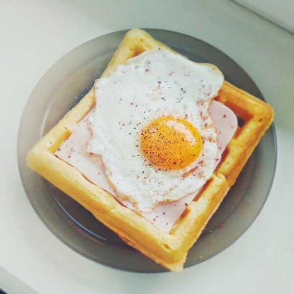 Śniadaniowe gofry z szynką i jajkiem sadzonym
