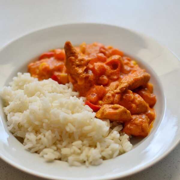 Curry z kurczaka, z kukurydzą i pomidorami 