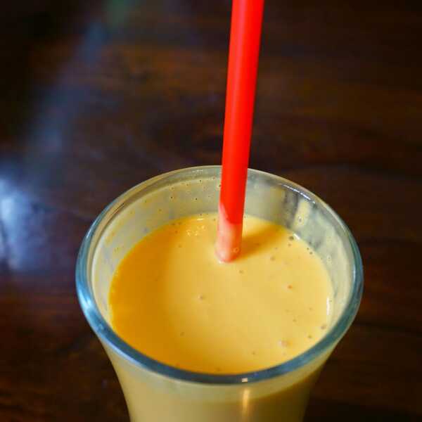 Mango Lassi na mleku kokosowym lub jogucie owsianym