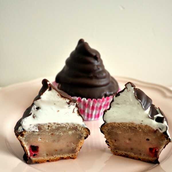 Hi hat cupcakes, czyli babeczki truskawkowe z piankowym kremem
