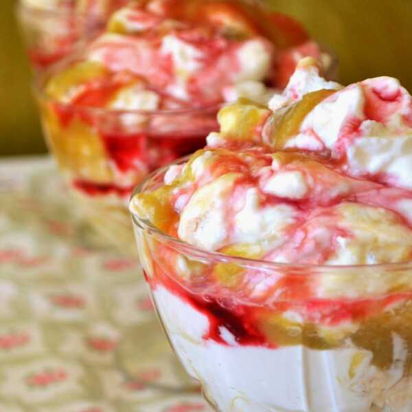 Rabarbarowe Eton mess