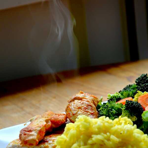 Kurczak z ryżem curry, brokułami i marchewką