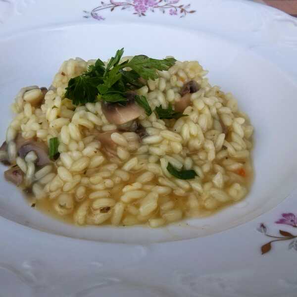 Proste risotto z pieczarkami, ziołami i sosem chilli 