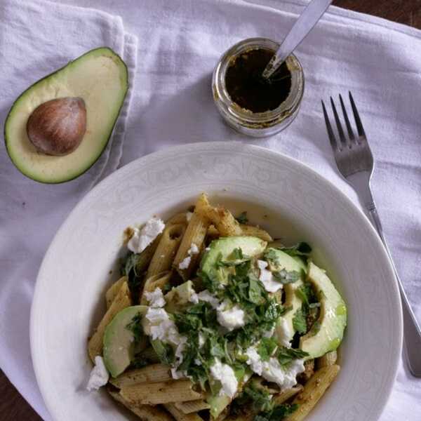 Penne z pesto, awokado, fetą i mietą