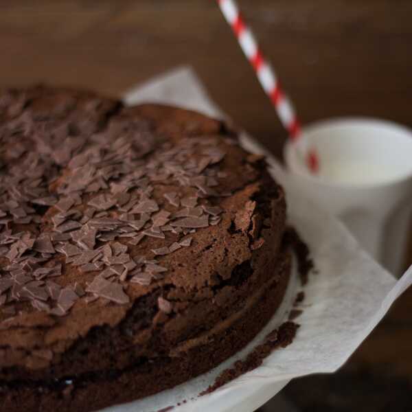 Tort czekoladowy Sacher Macher z czarną porzeczką 