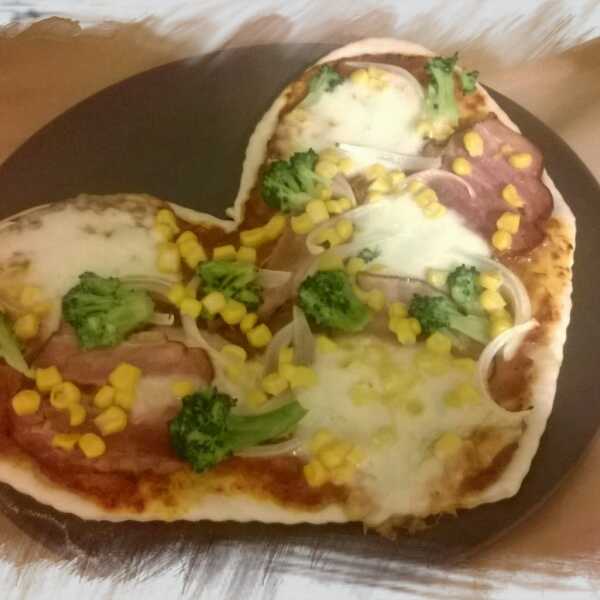 Pizza na aromatycznym razowym cieście z brokułami