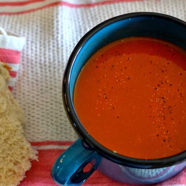 Kremowa Zupa Pomidorowo-Paprykowa z Koprem Włoskim