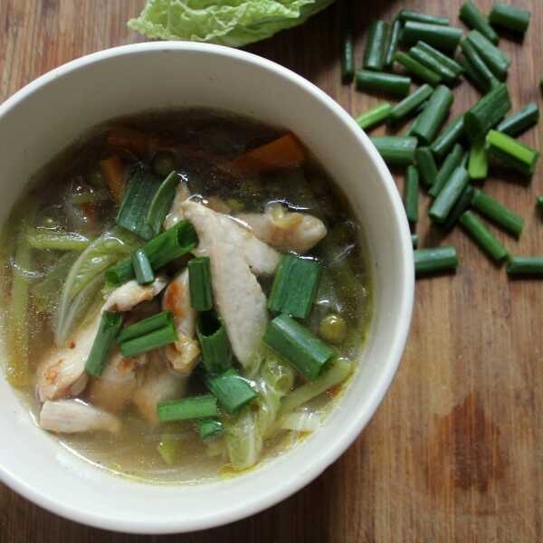 Zupa chińska z kurczakiem i zielonym groszkiem
