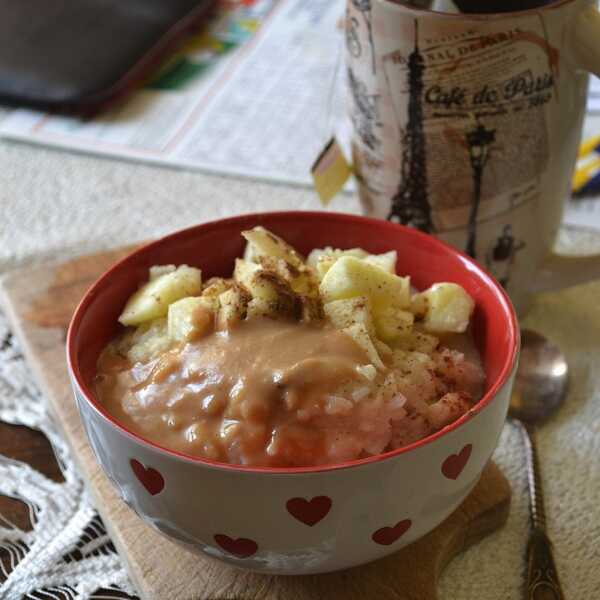 918. Jabłkowy pudding ryżowy & sos karmelowo-orzechowy.