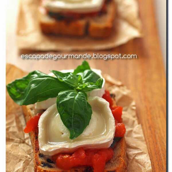 Bruschetta z marmoladą pomidorowo-bazyliową i z kozim serem na chlebie z czarnymi oliwkami