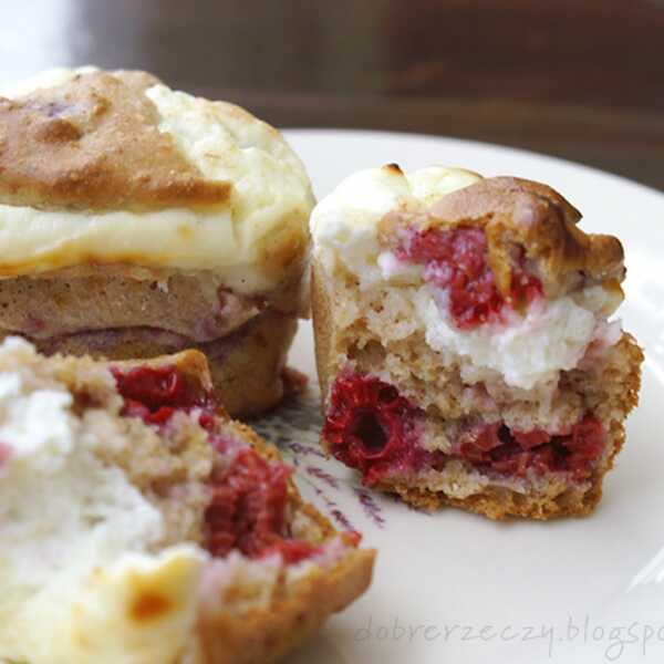 Pełnoziarniste muffiny sernikowe z malinami