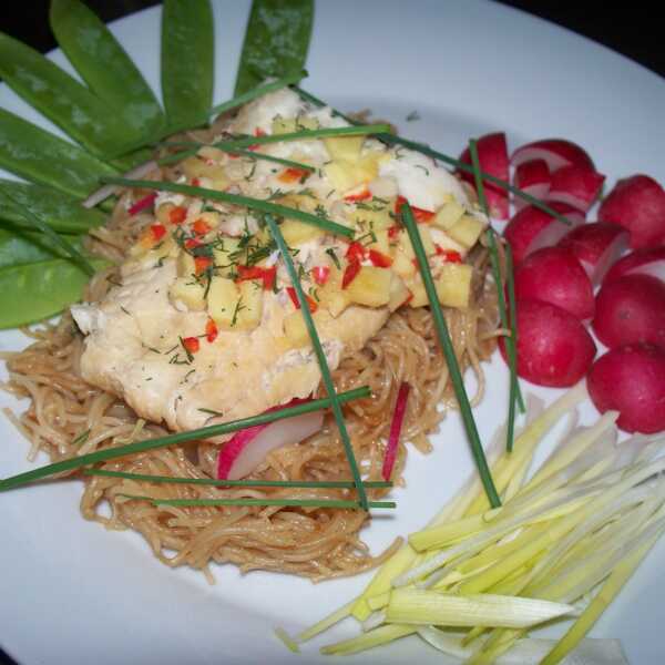 Ryba po tajsku na makaronie ryżowym