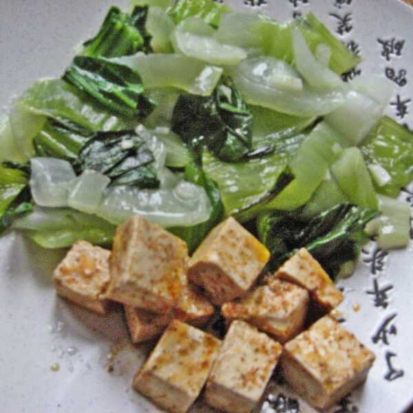 Kapusta Pack choi z marynowanym tofu