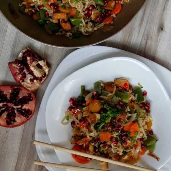 Tofu z warzywami, makaronem i granatem