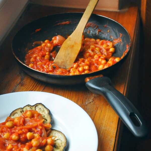 Pieczony bakłażan z ciecierzycą w pomidorach
