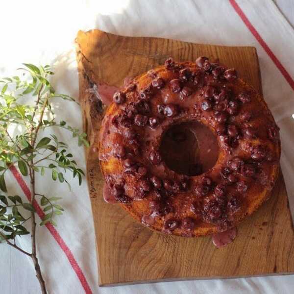 Babka piaskowa z wiśniowym lukrem