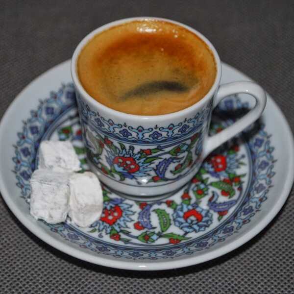Kawa po turecku z aromatycznymi przyprawami