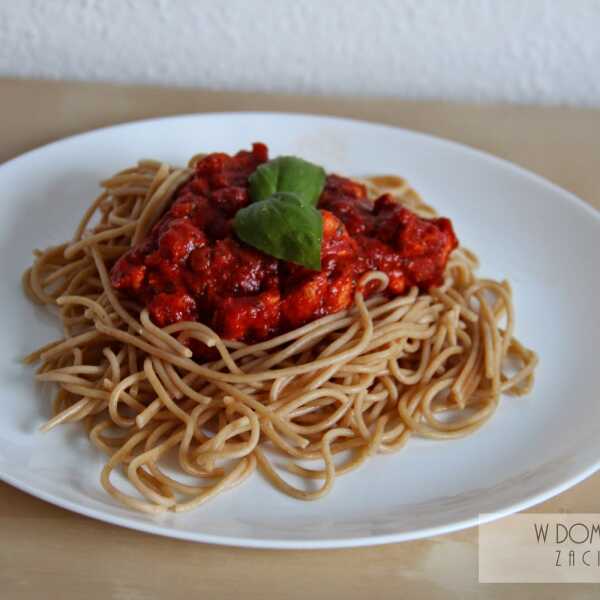 Lekkie spaghetti z kurczakiem w sosie pomidorowym