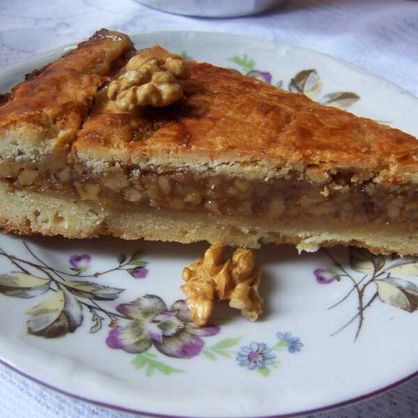 Kruche ciasto z masą orzechowo-karmelową (engadyński tort orzechowy)