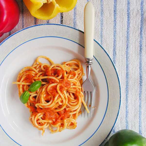 Spaghetti z sosem z pieczonej papryki