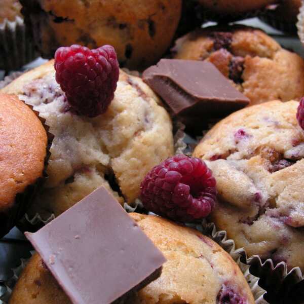 Lekkie muffinki z malinami i mleczną czekoladą
