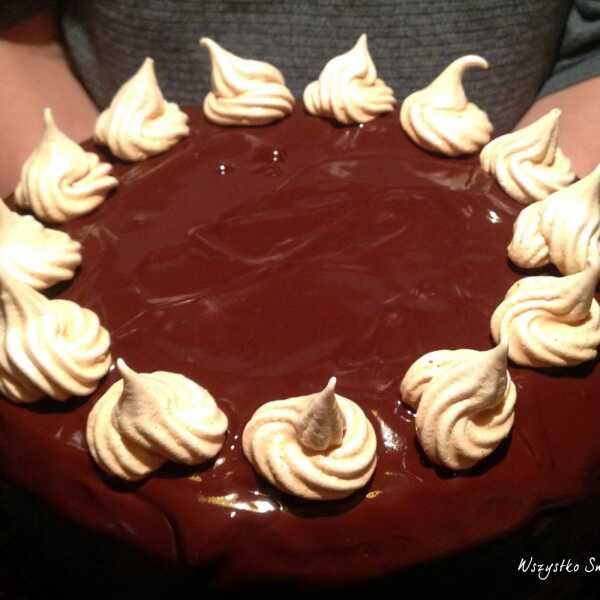 Tort czekoladowy z bezami