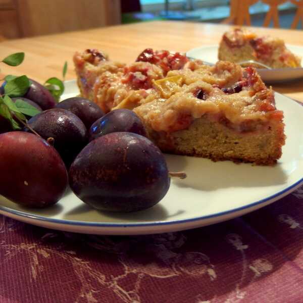 Orzechowe ciasto ze śliwkami i kruszonką / Peanut cake with plums and crumble