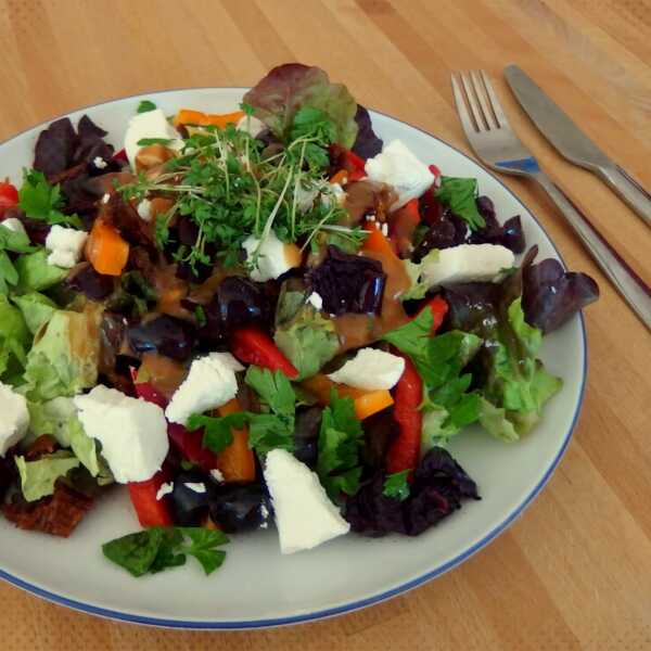 Sałatka z kozim serem i dressingiem orzechowym / Salad with goat cheese and walnut dressing