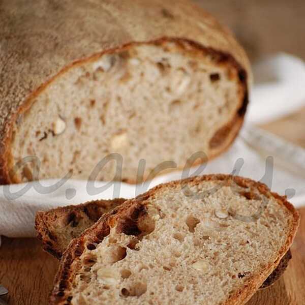 Chleb pszenny z orzechami laskowymi, figami i ziarnami anyżu