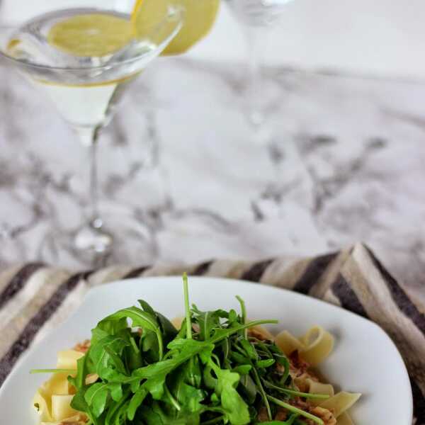 Pappardelle z szynką parmeńską i suszonymi pomidorami w sosie śmietanowym