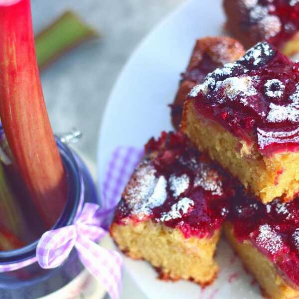 Lekkie ciasto na mascarpone z wykwintnym rabarbarem i malinami