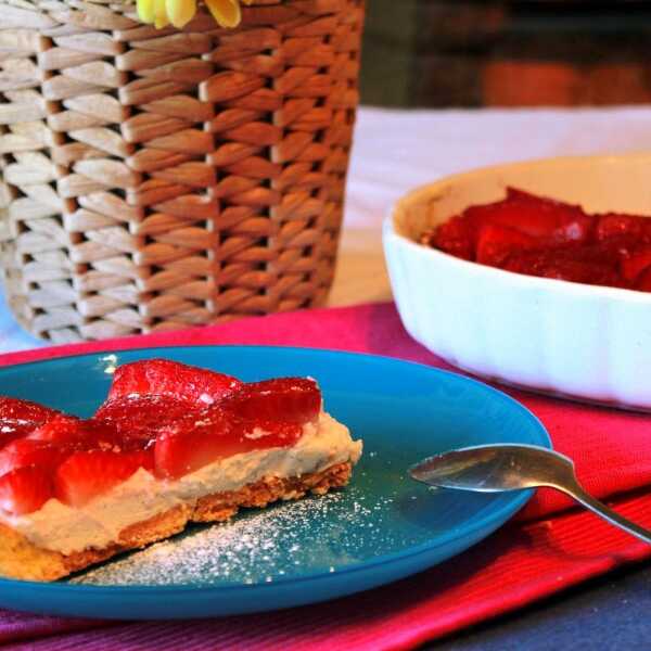 Tarta z kremem kokosowym i truskawkami