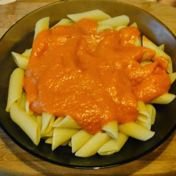 Makaron w sosie cebulowo-pomidorowym. PYCHA !
