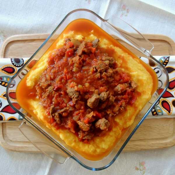 Polenta z sosem mięsnym