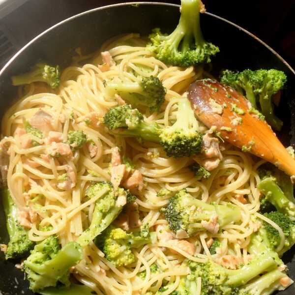 Spaghetti z wędzonym łososiem i brokułami w sosie śmietanowym.
