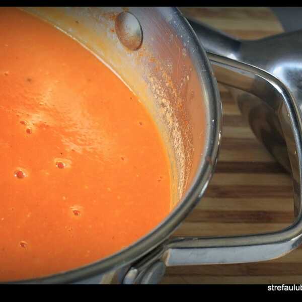 Zupa krem z czerwonej soczewicy i pomidorów